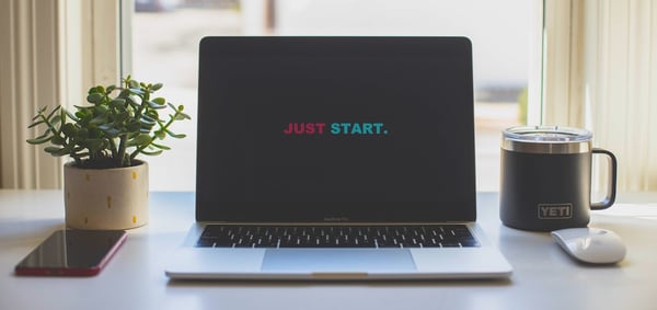 Ordenador portátil con Just Start en la pantalla